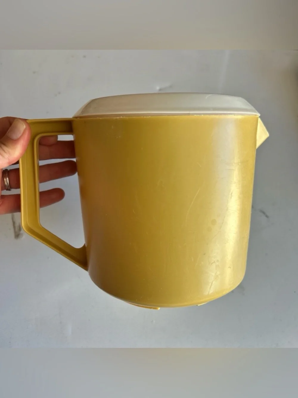 Vintage Rubbermaid 1.5 Quart Yellow Batter or drink Pitcher w/ Lid Retro Kitchen